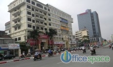 Mặt đường trước tòa văn phòng TDL Building